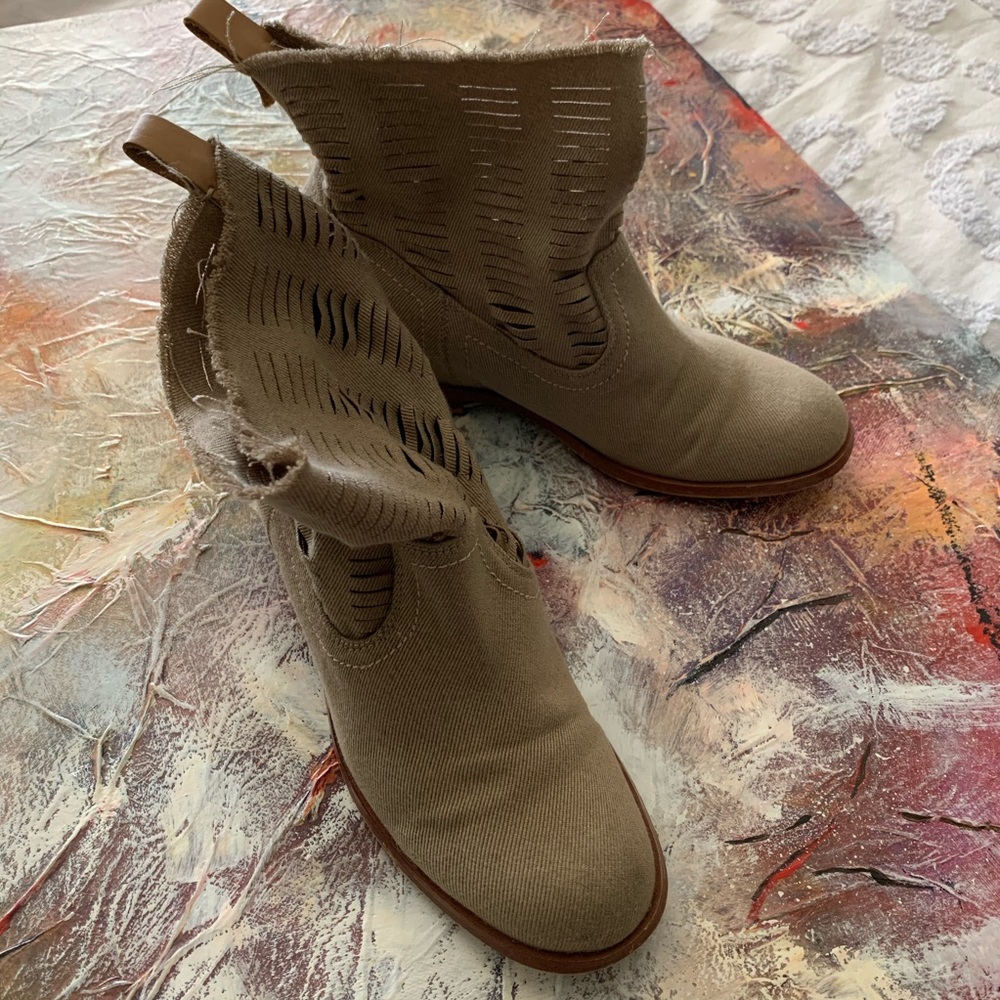 JOE’S RAW CUT ANKLE BOOTIES SIZE 7.5M